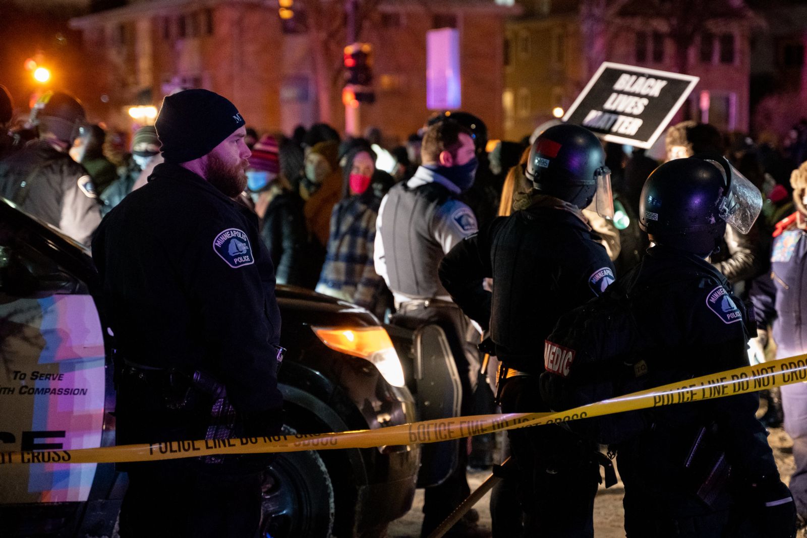 Los activistas se enfrentan a la vigilancia policial fuera de los lugares de protesta en Minnesota