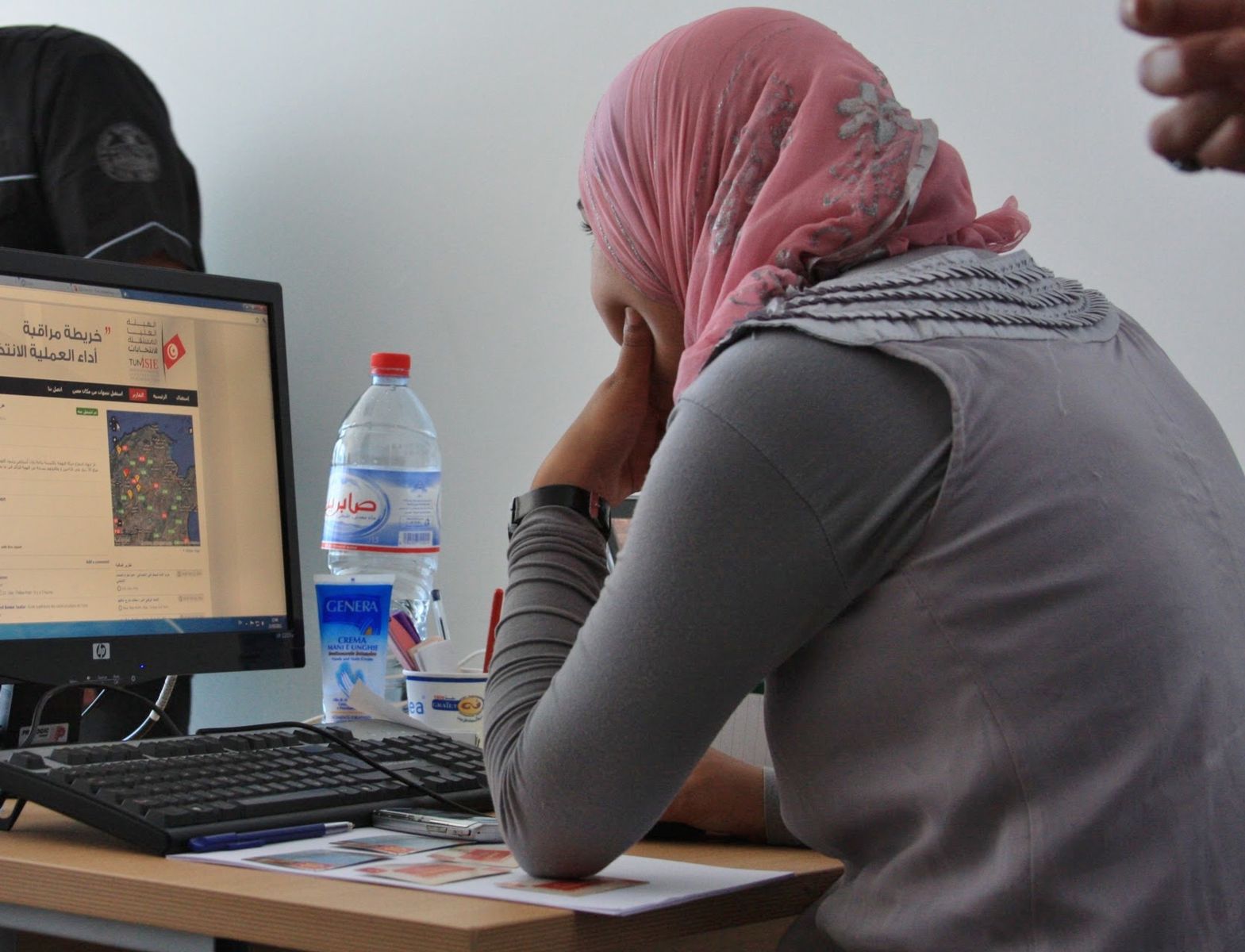تشديد الأمان الإلكتروني وانتهاك حقوق الإنسان: قوانين مكافحة جرائم التقنية في الشرق الأوسط وشمال أفريقيا