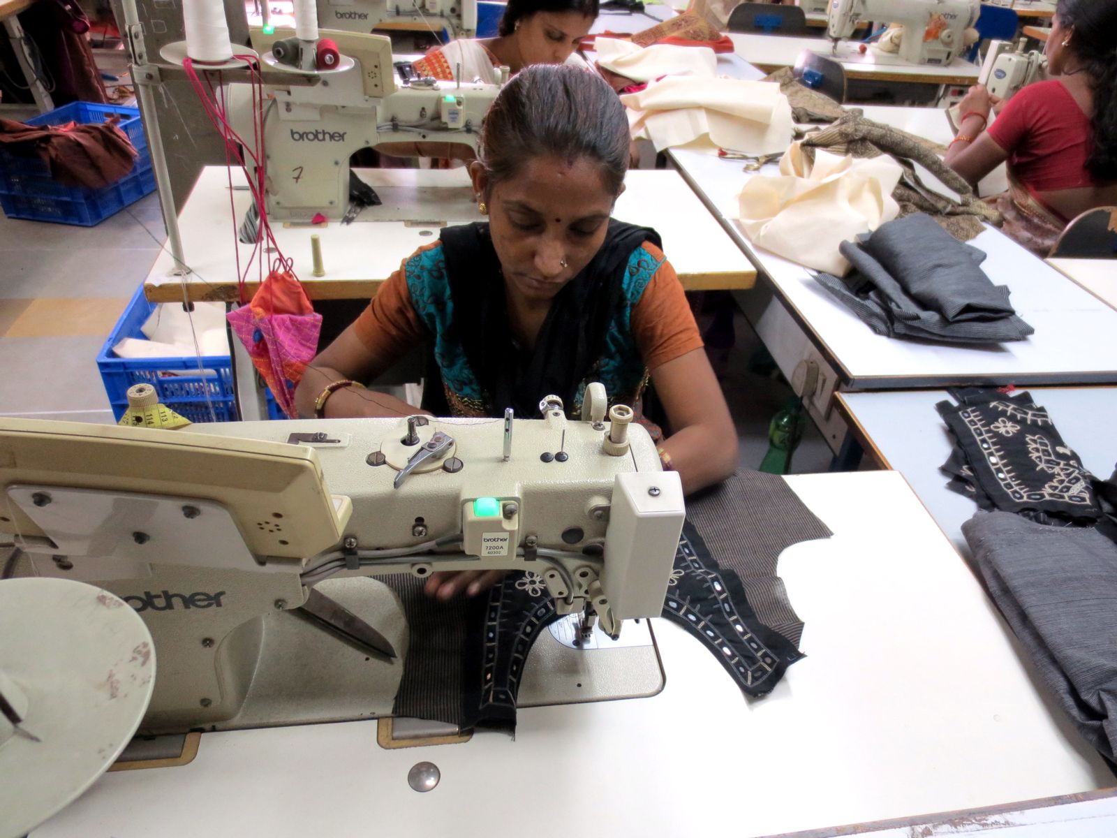 De la penuria a la esperanza: las trabajadoras migrantes en la industria de  la confección de la India | OpenGlobalRights